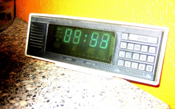 Электронные настольные часы Электроника