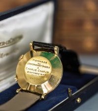 Подарок кантона Bo - наручные часы Jaeger-LeCoultre Memovox